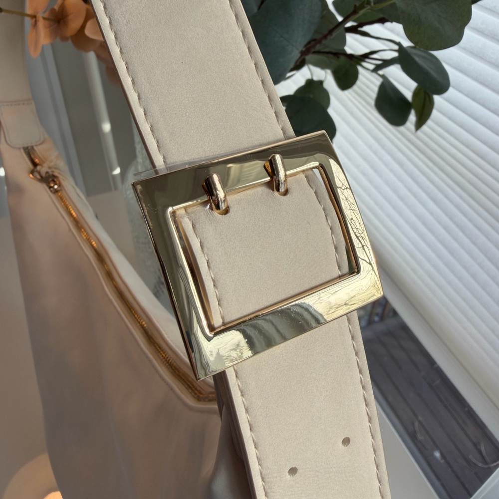 SOLD🎉Elegant Cream Shoulder Bag - Picture 2 of 7